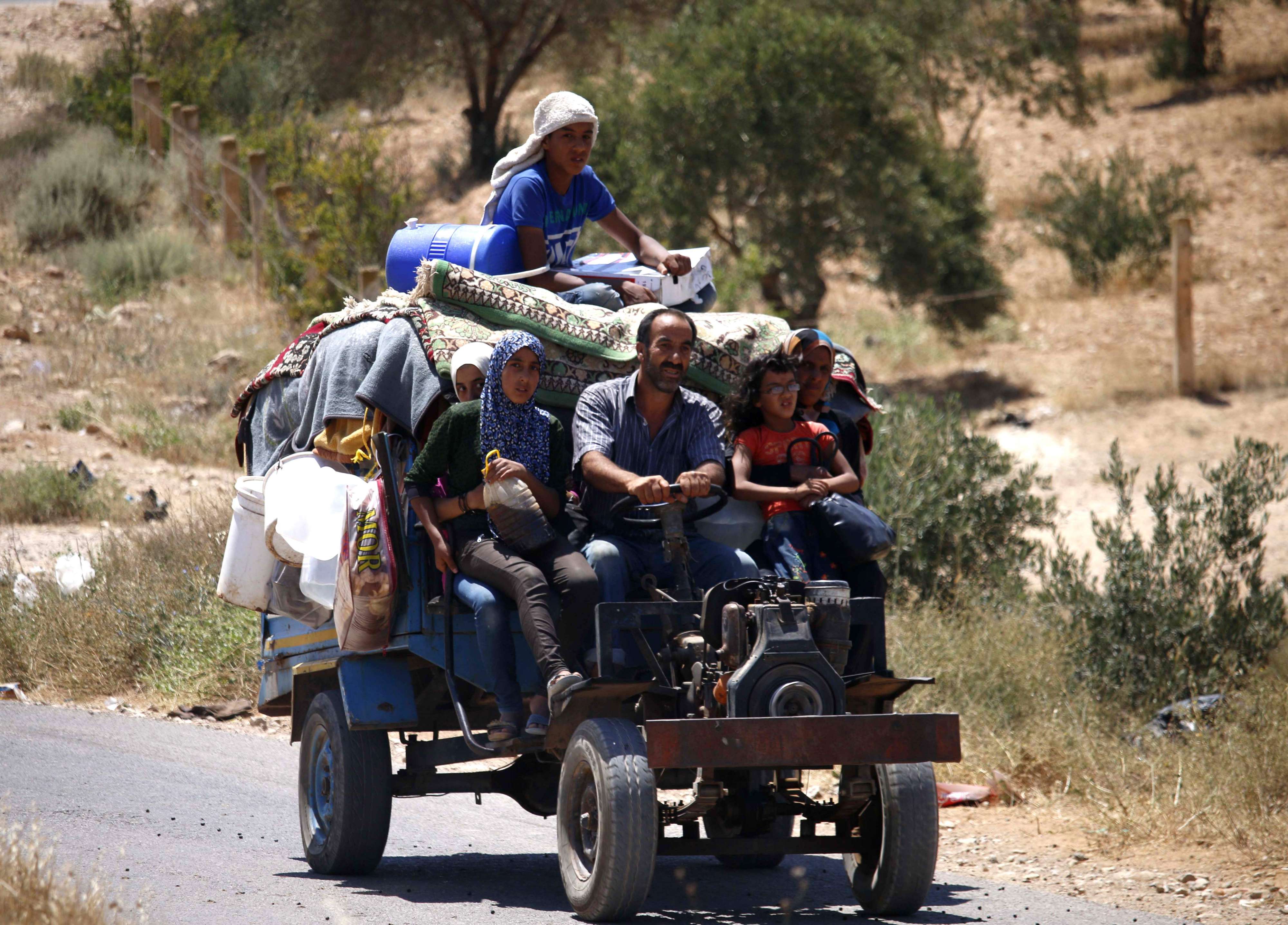 النازحون السوريون يعودون إلى درعا