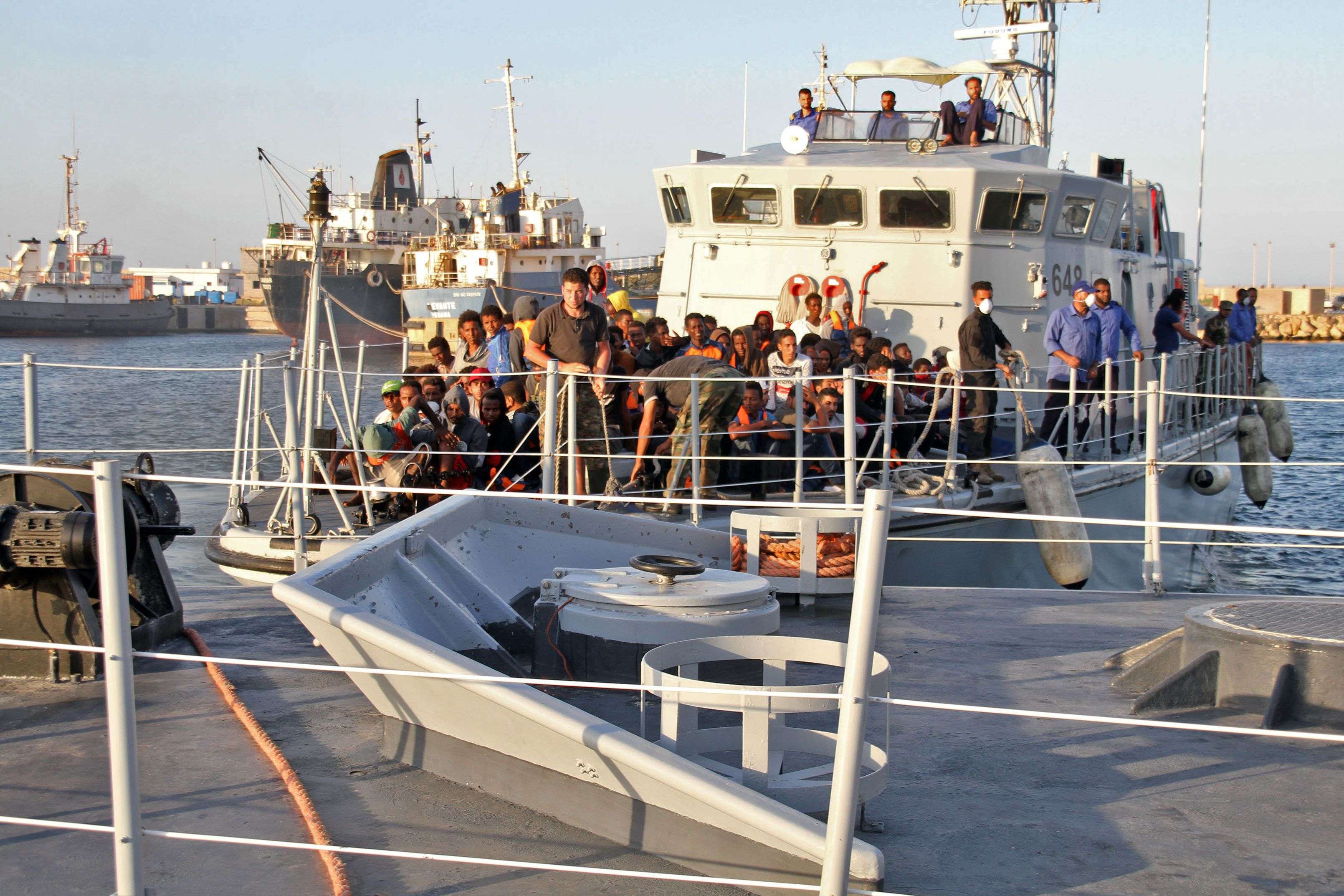 لاجؤون على السواحل الليبية