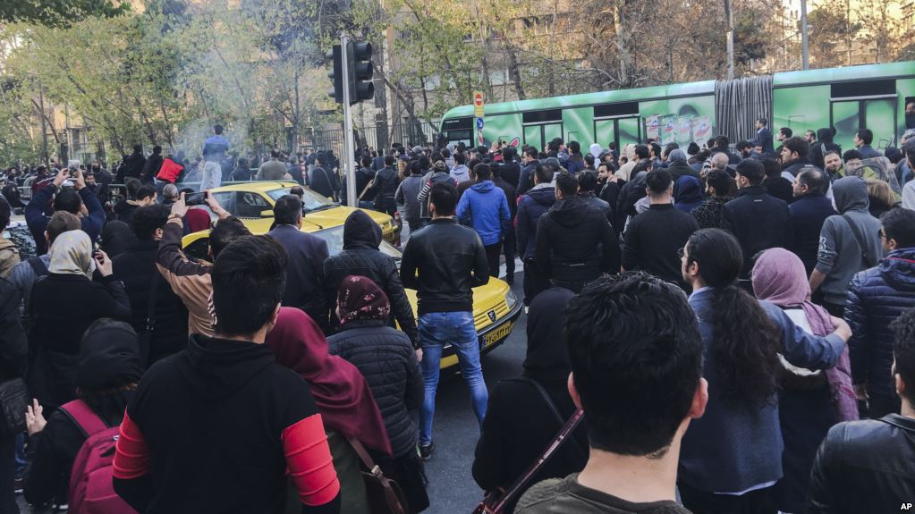 سخط شعبي تقف الحكومة الإيرانية عاجزة عن احتوائه