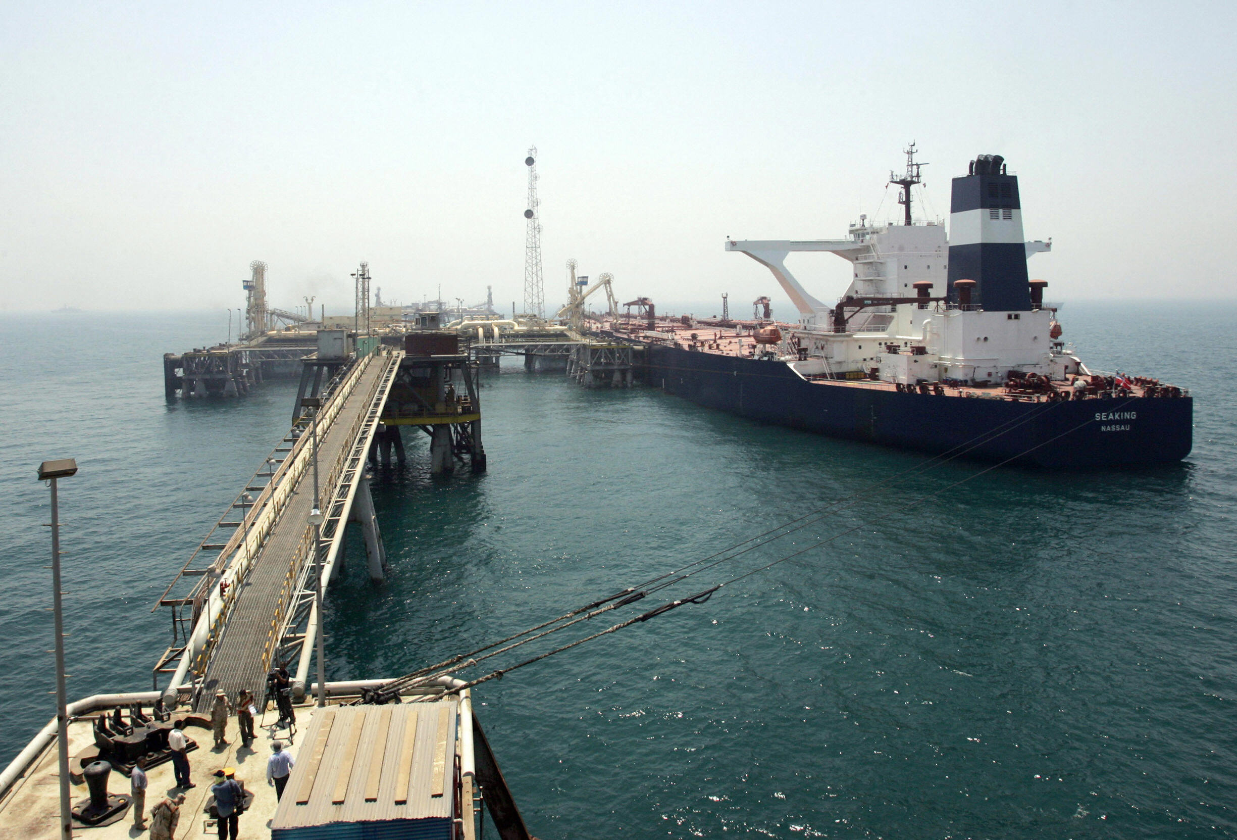 ناقلة نفط إيرانية راسية في ميناء نفطي