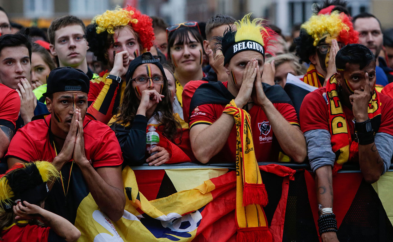 بلجيكيون يتابعون المباراة بقلب يغمره الحزن