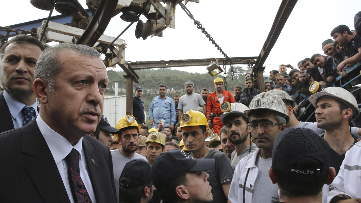 رجب طيب اردوغان رئيس الوزراء التركي حين وقعت الكارثة في 2014