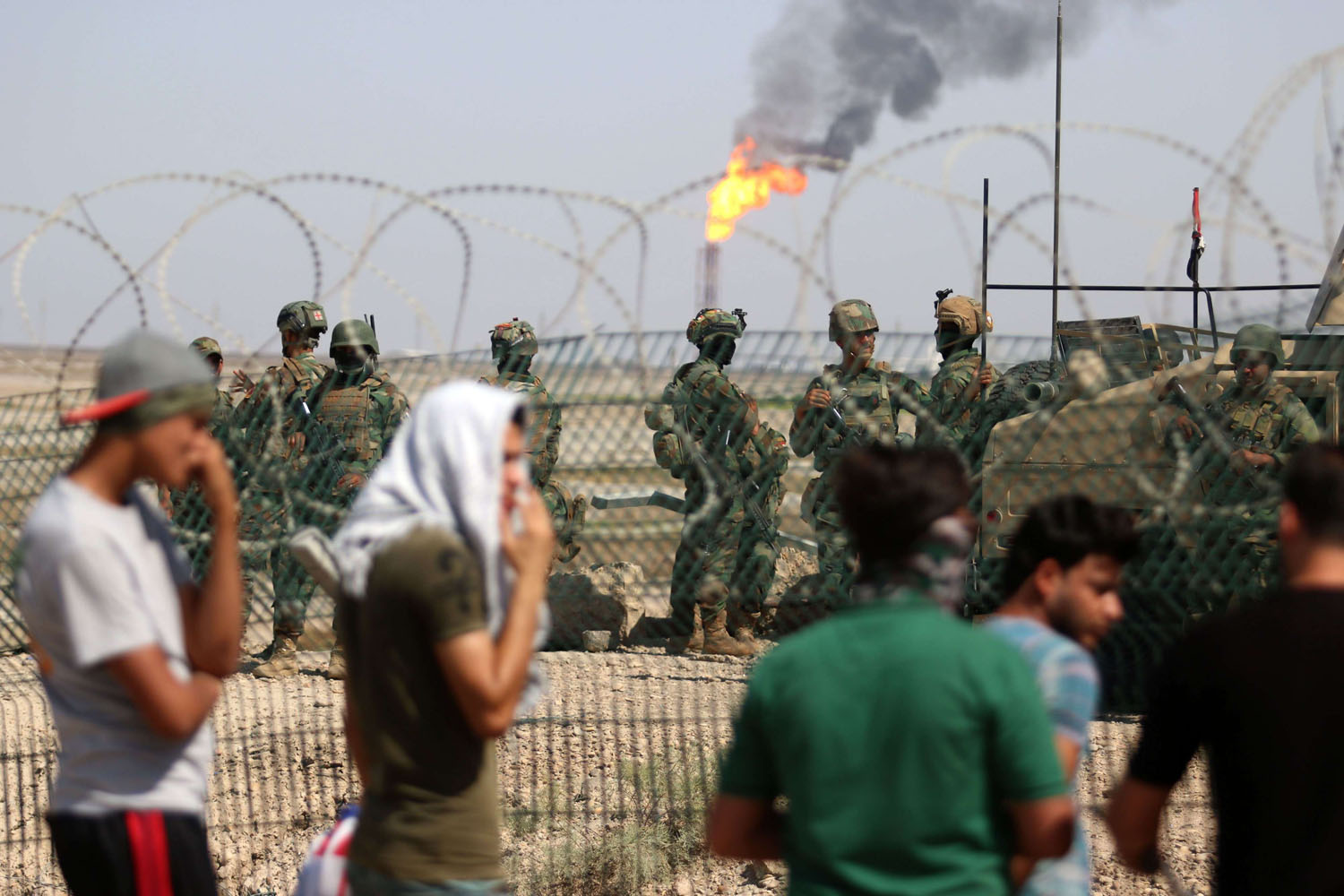 متظاهرون عراقيون أمام أسوار حقل القرنة النفطي