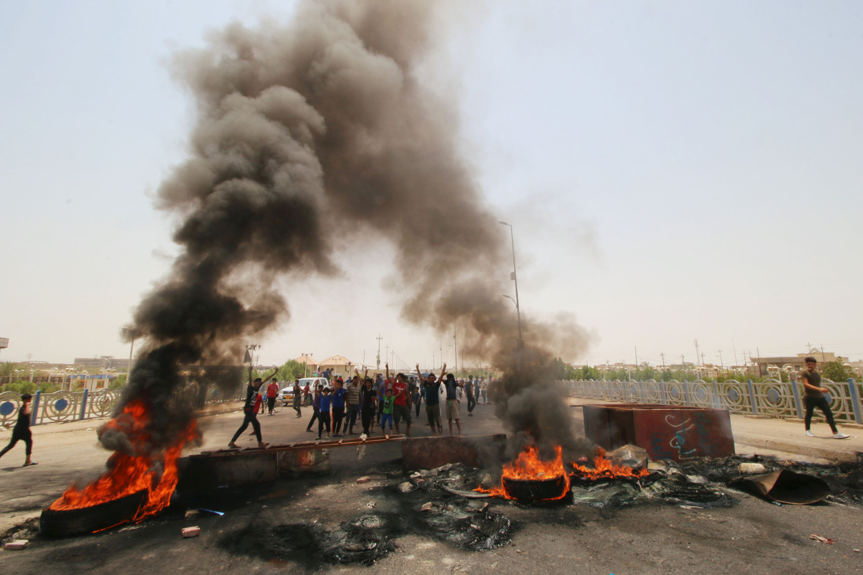 تصاعد الغضب الشعبي في جنوب العراق يربك الحكومة العراقية