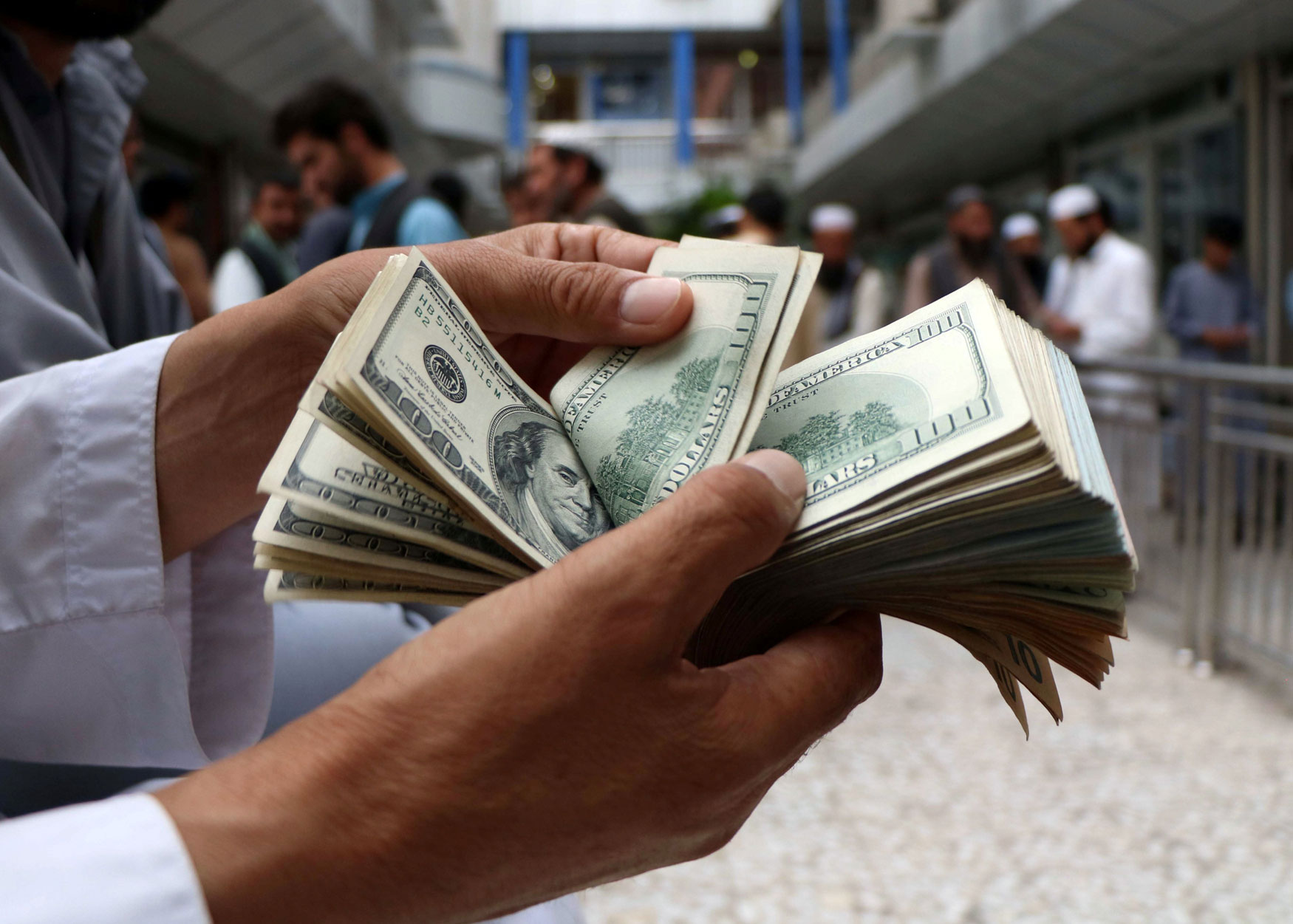 زيادة كبيرة في تجارة العملة عبر الحدود الإيرانية الأفغانية