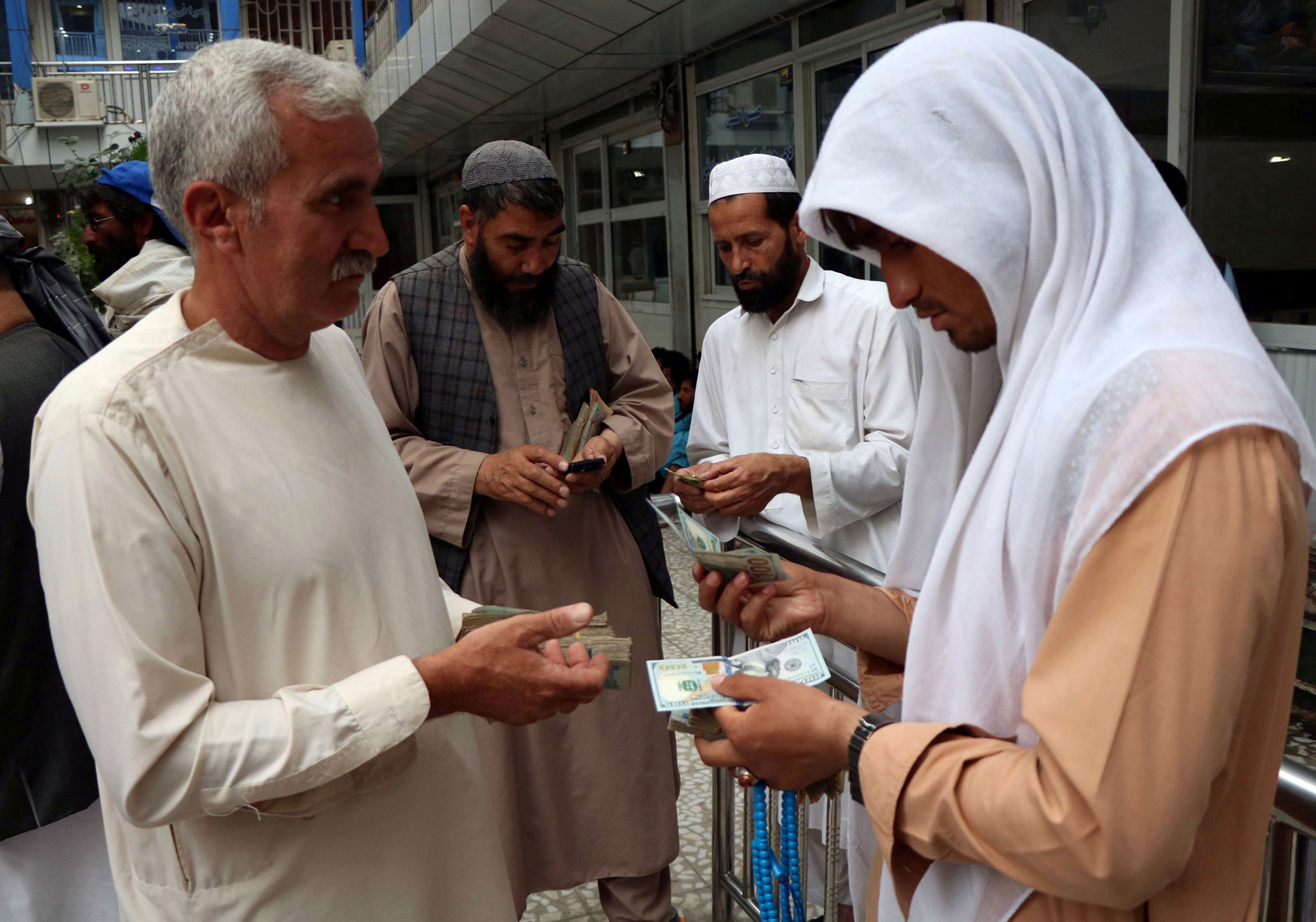 انهيار الريال والعقوبات الأميركية تحفز تجارة العملة عبر الحدود الإيرانية الأفغانية