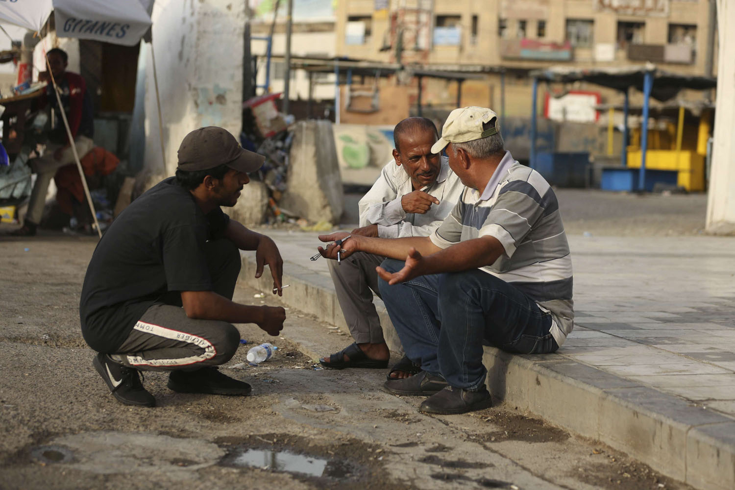 بناءون عراقيون يجلسون في انتظار فرصة عمل