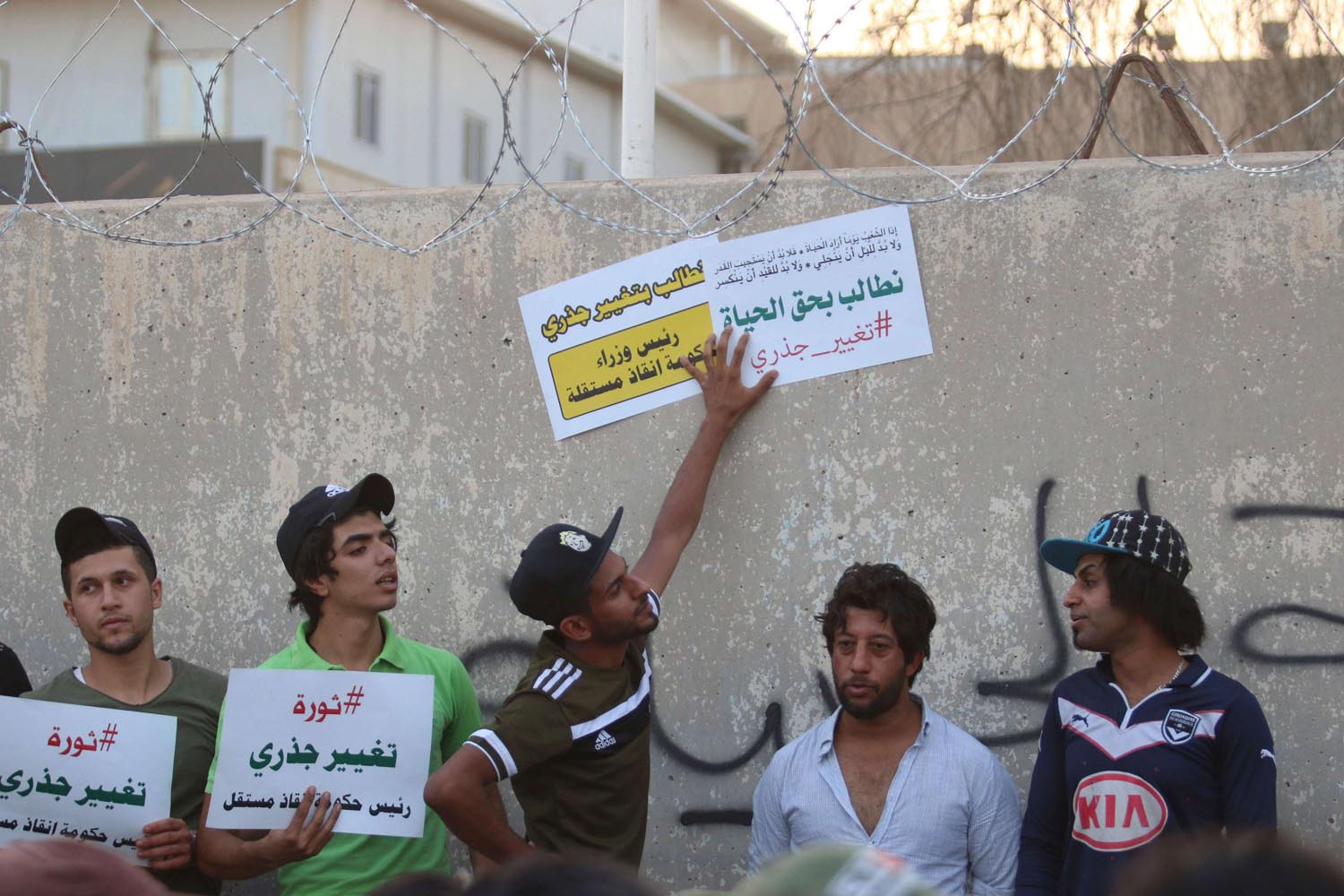 عراقيون يتظاهرون ضد الحكومة والفساد في البصرة