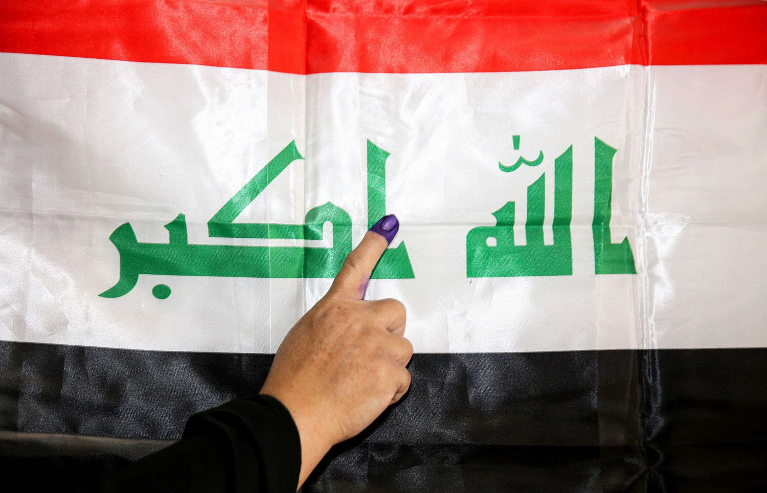 عراقية تلوح باصبعها بعد التصويت في الانتخابات الأخيرة