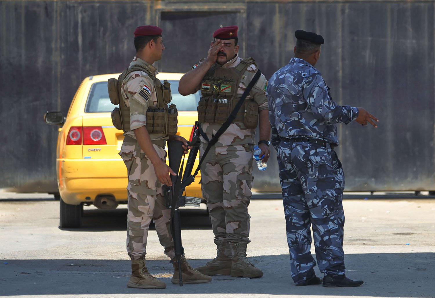 رجال أمن عراقيون يحرسون مخزنا لصناديق الاقتراع للانتخابات الأخيرة
