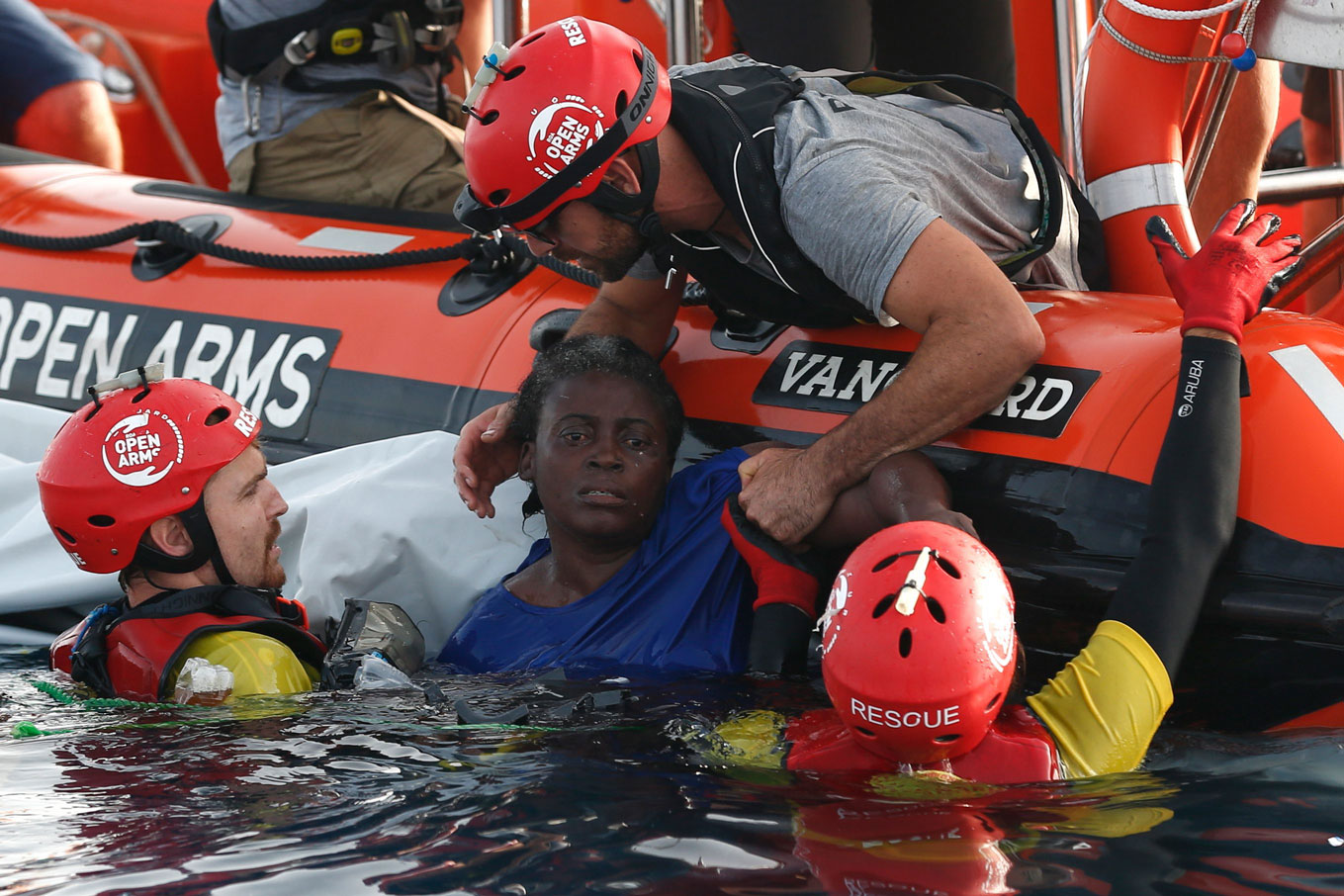 انقاذ امرأة ظلت على لوح قارب دمره خفر السواحل الليبي