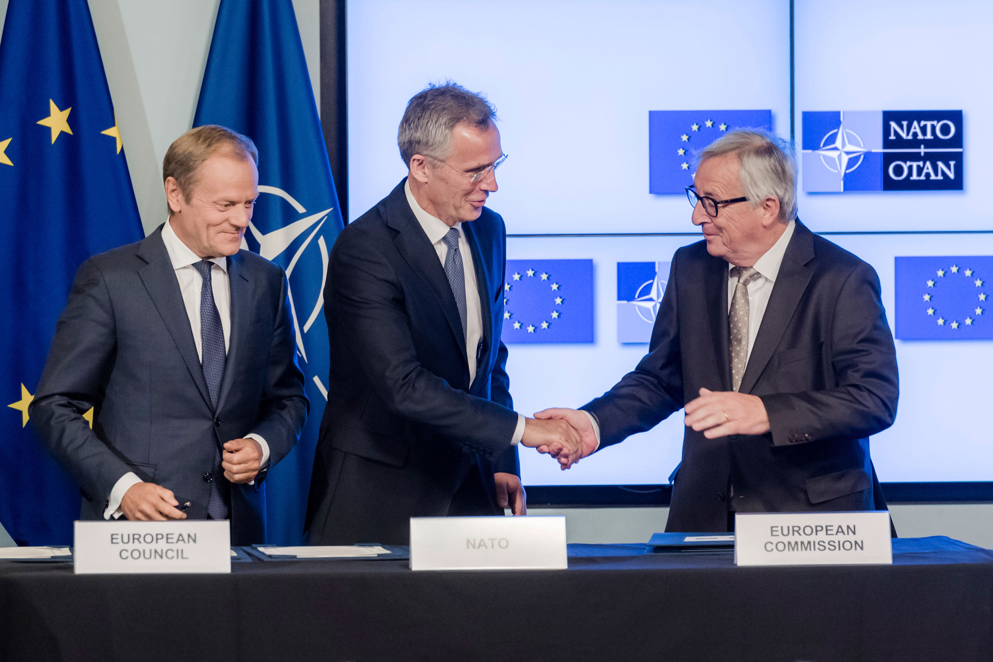 الأمين العام لحلف الناتو ينس ستولتنبرغ يتوسط رئيس المفوضية الأوروبية جان كلود يونكر ورئيس الاتحاد الأوروبي دونالد توسك