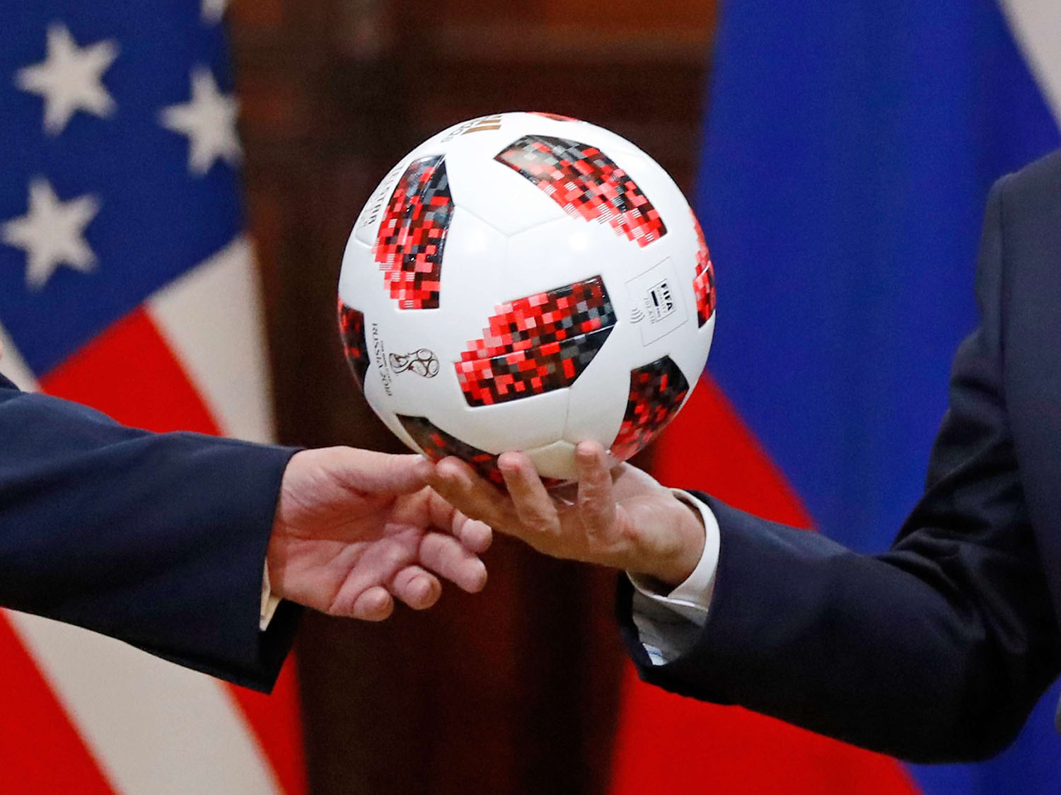 بوتين يهدي ترامب كرة قدم من مونديال روسيا الأخير