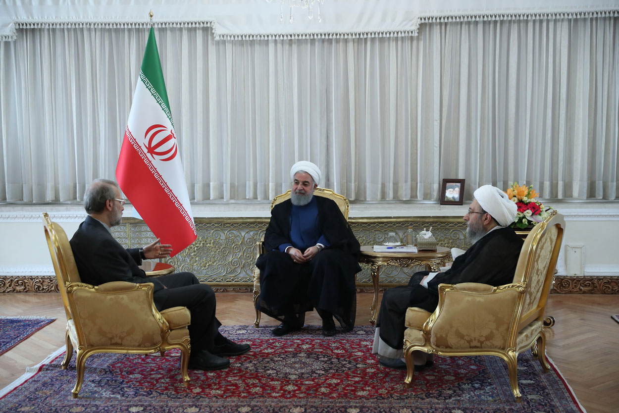 الرئيس الإيراني حسن روحاني والأخوين لاريجاني