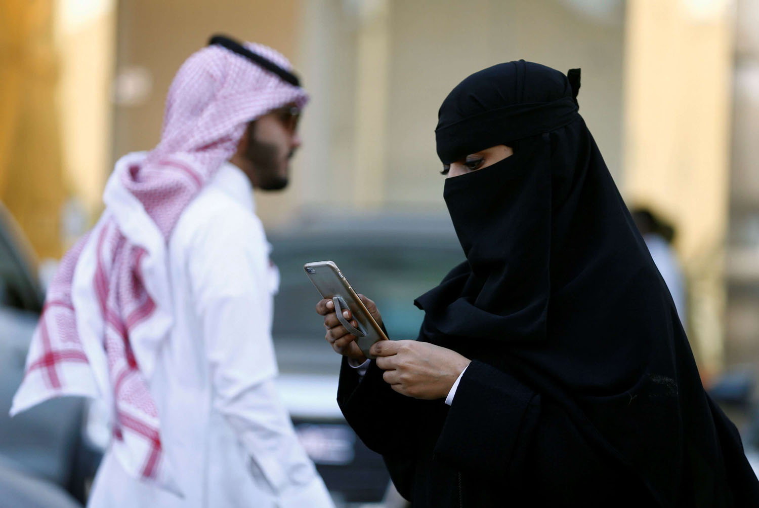 سعودية تتصفح هاتفها المحمول