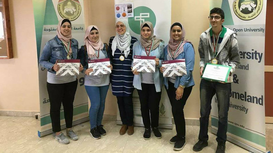 طالبات ثانوية فلسطينيات في صورة جماعية بعد نجاحهن في الوصول الى المرحلة الاخير من مسابقة تكنوفيشن
