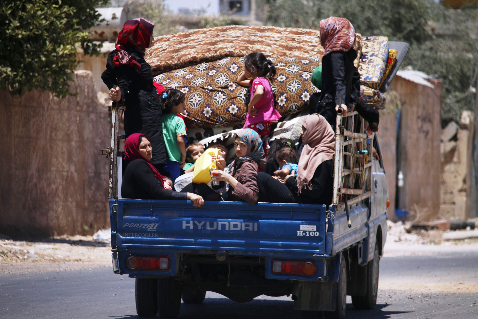 نازحون سوريون في طريقهم إلى درعا