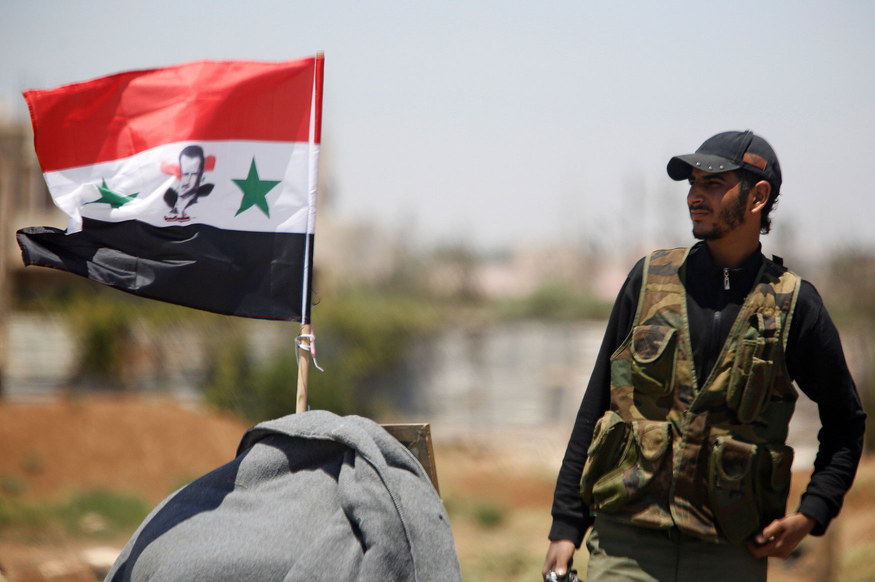 دمشق ترفع العلم السوري في عدة مناطق استعادت السيطرة عليها في درعا