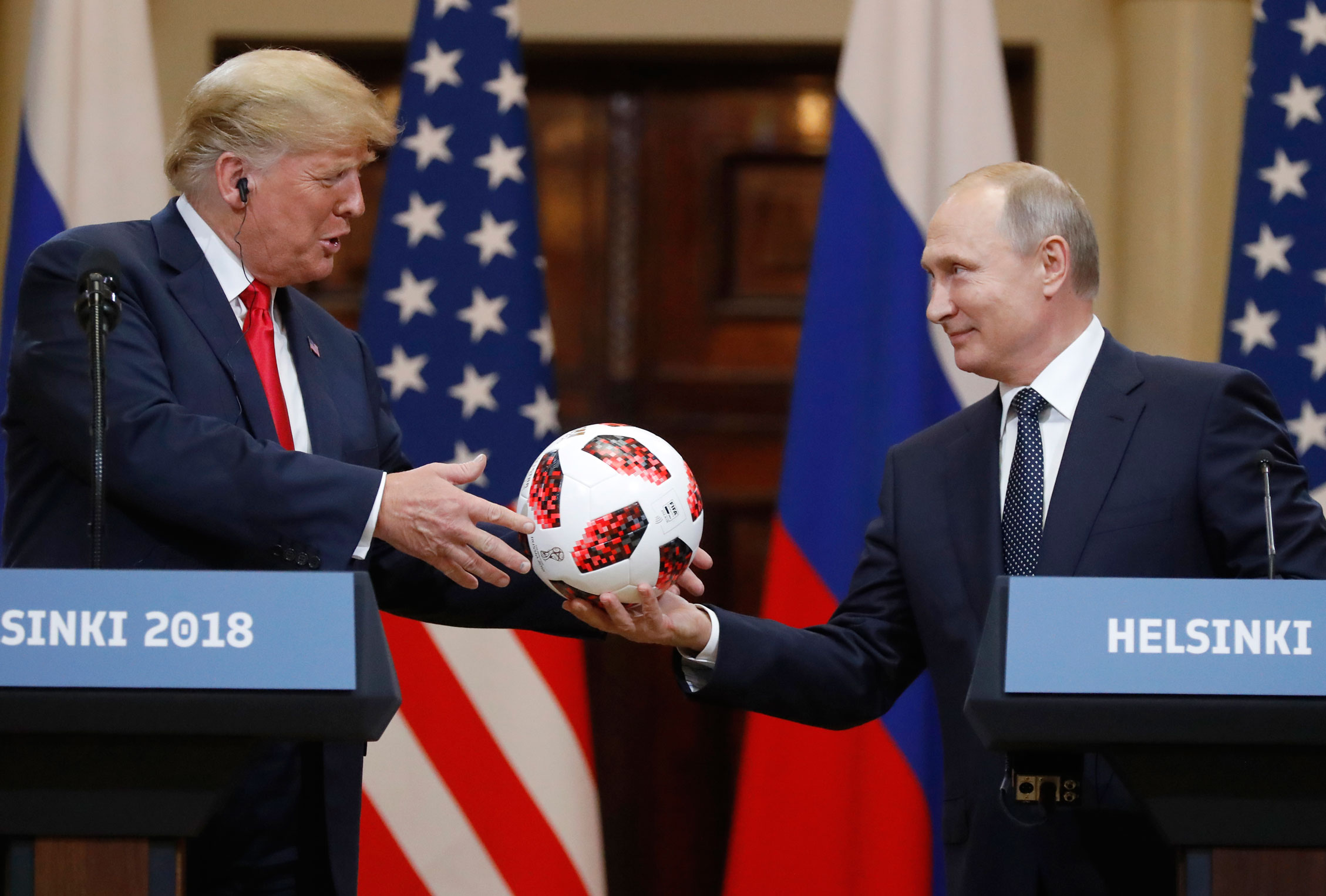 بوتين يهدر ترامب كرة قدم بمناسبة مونديال روسيا 2018