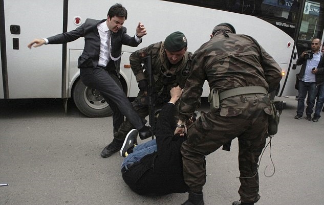 يوسف يركيل مستشار اردوغان حين كان رئيسا للوزراء يركل بوحشية أحد المحتجين