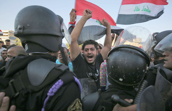 قوات الامن تحاصر تظاهرة سلمية في بغداد