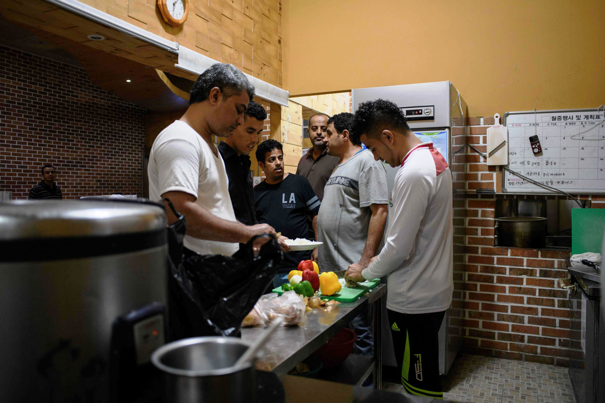 لاجئون يمنيون في مطبخ بكوريا الجنوبية يتشاركون الأكل توفيرا لبعض المال