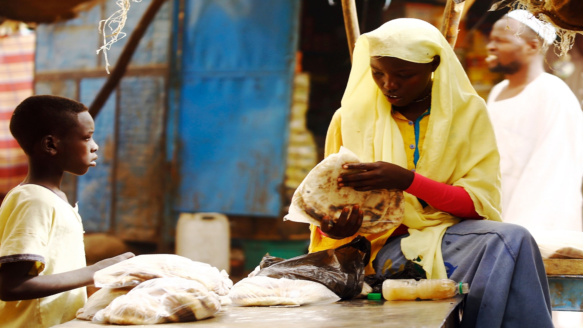 السودانيون يعانون من ندرة الخبز