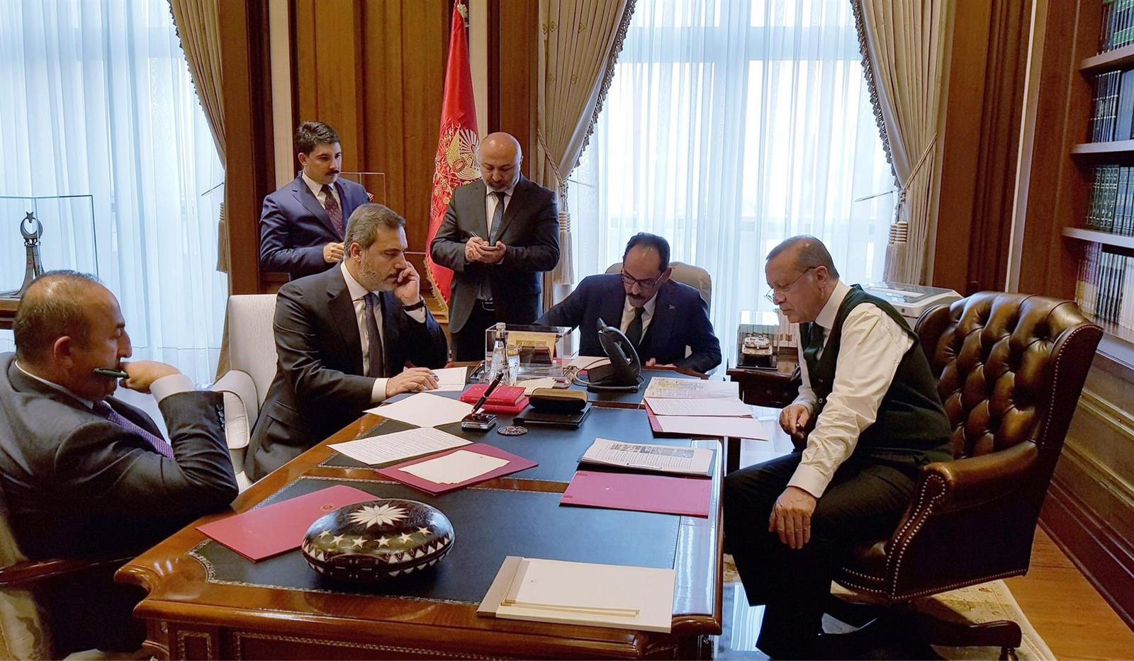 الرئيس التركي رجب طيب اردوغان مع عدد من مساعديه وفريقه الحكومي