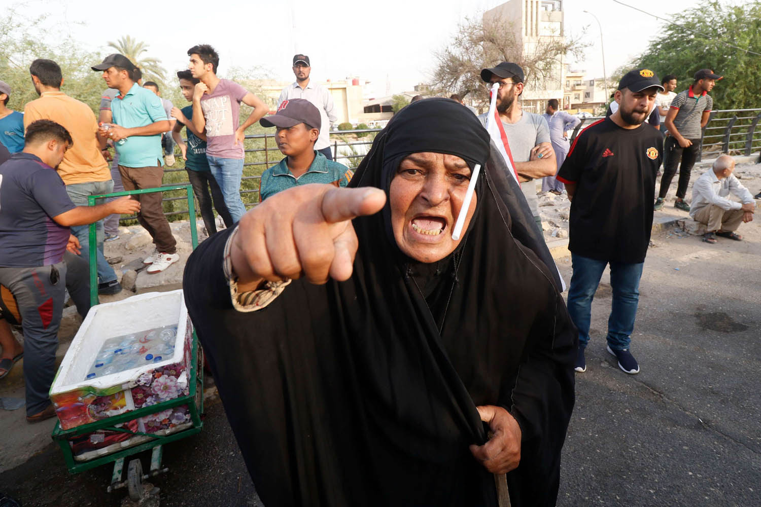 عراقية تتظاهر ضد نقص الخدمات والفساد في البصرة