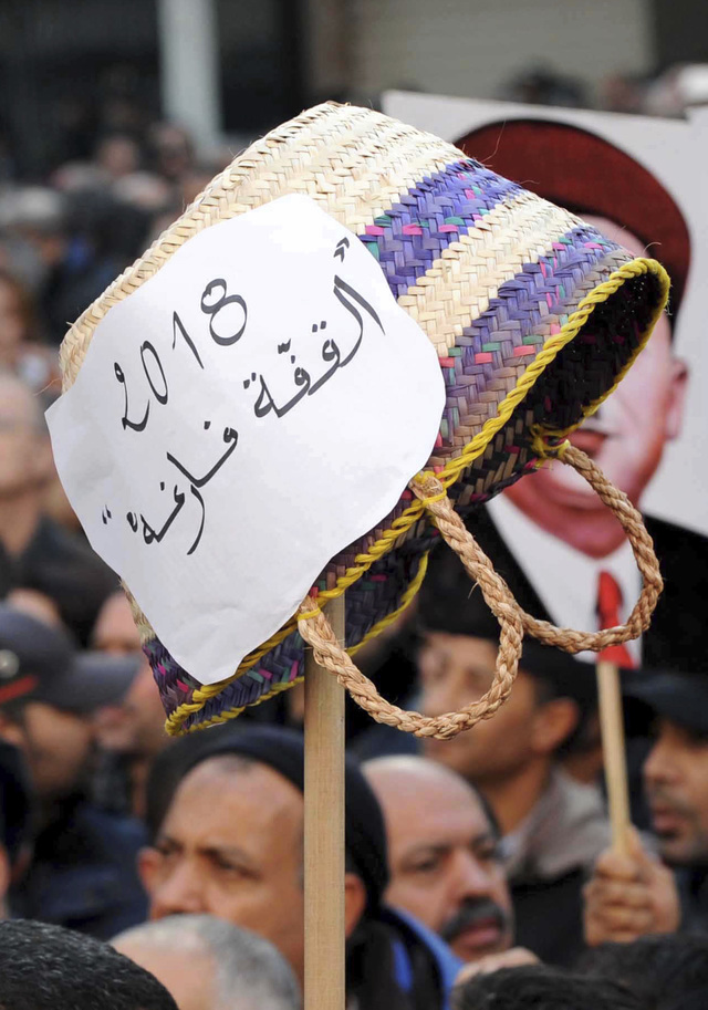 مواطن تةنسي يرفع قفة فارغة للاحتجاج عن غلاء الاسعار