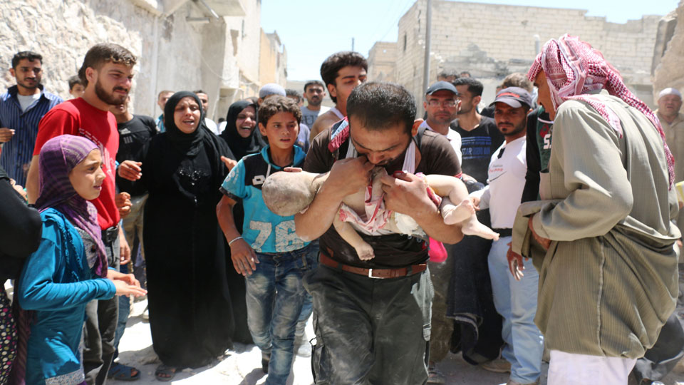 العشرات قتلوا في غارات على ادلب معظمهم من الأطفال