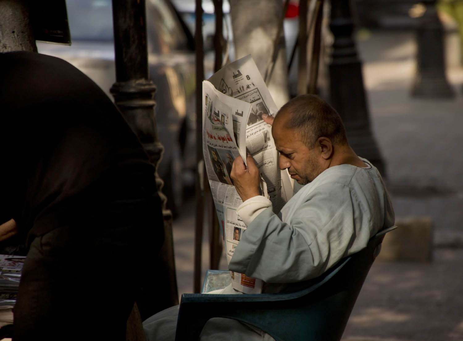 مصري يطالع صحيفة في حي الزمالك في القاهرة