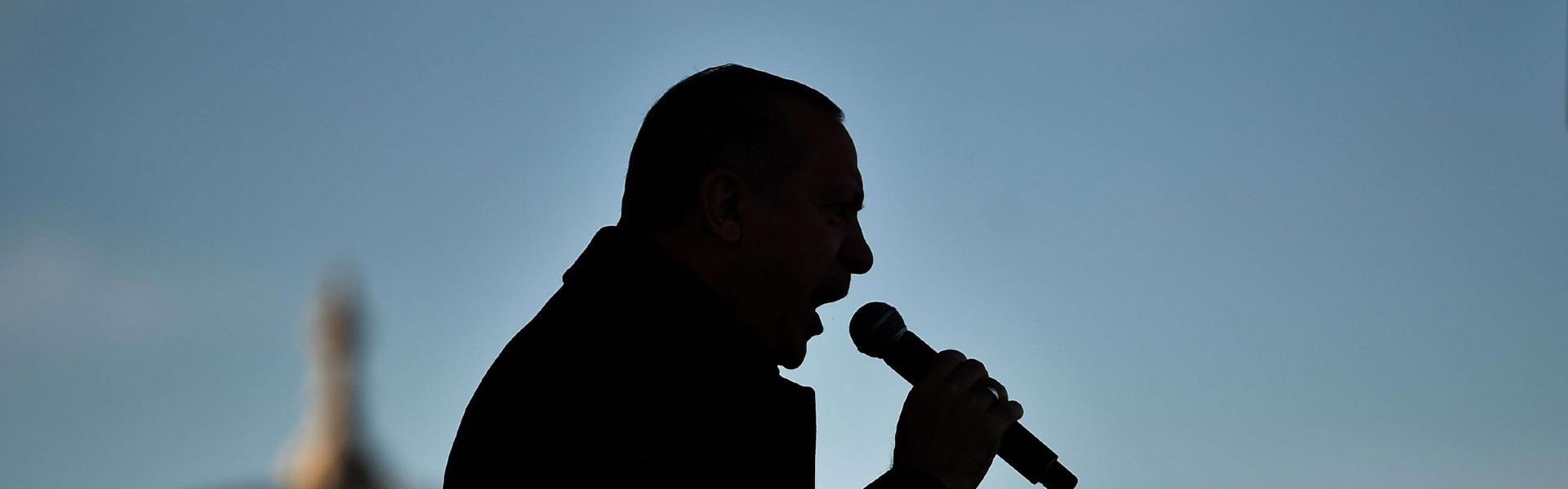 سياسة الرئيس التركي رجب طيب اردوغان تدخل تركيا في نفق مظلم