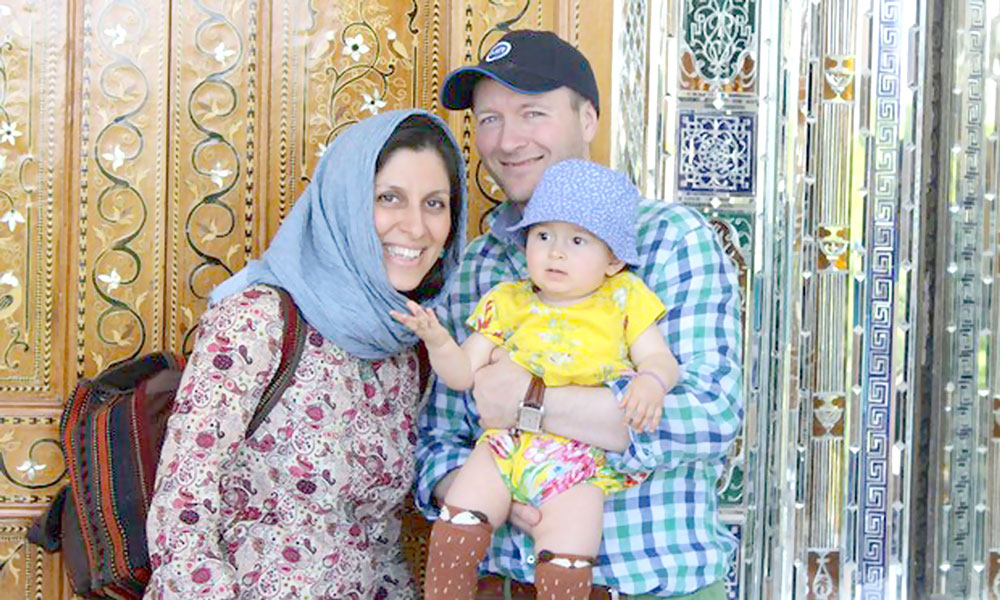 نازنين زغاري راتكليف مع ابنتها وزوجها