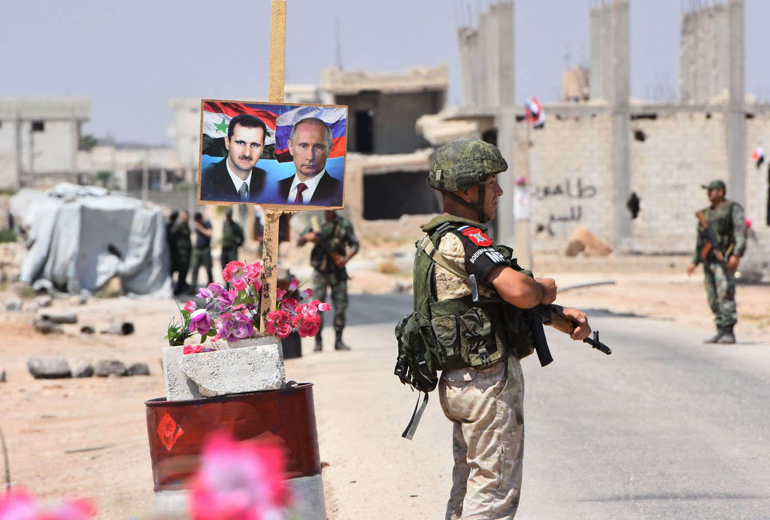جنود سوريون وروس يحرسون نقطة عبور في أبو الظهور على حافة إدلب
