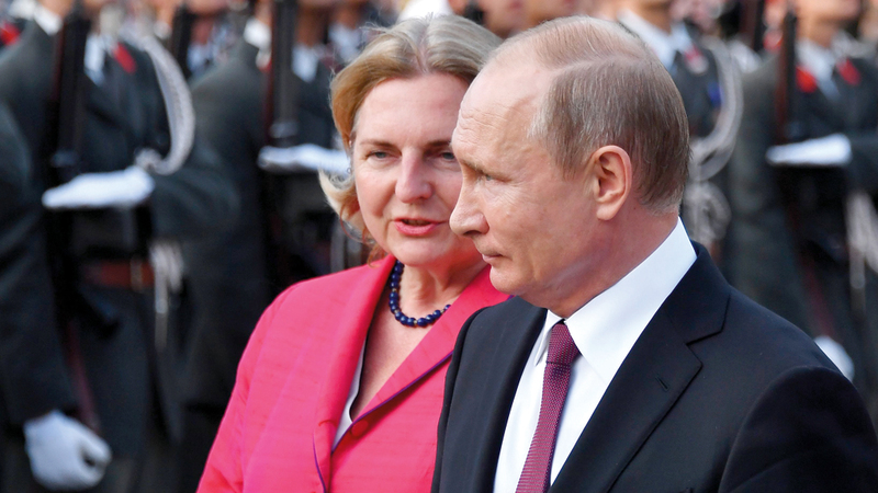 الرئيس الروسي فلاديمير بوتين ووزيرة خارجية النمسا كارين كنايسل
