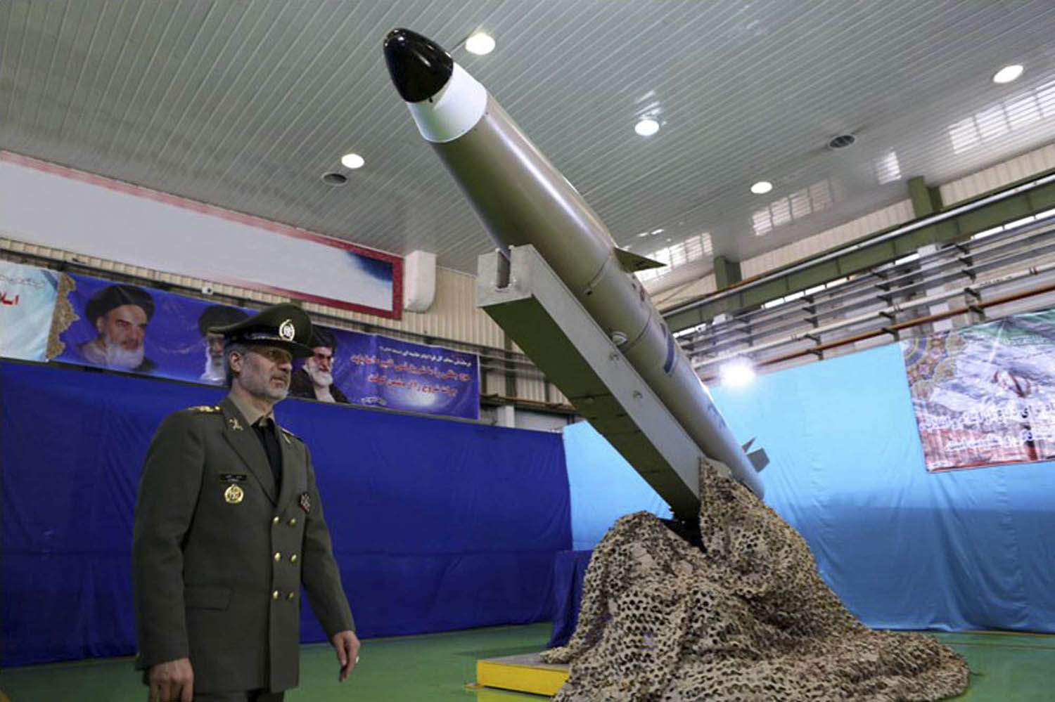 إيران تكشف عن صاروخ جديد قصير المدى