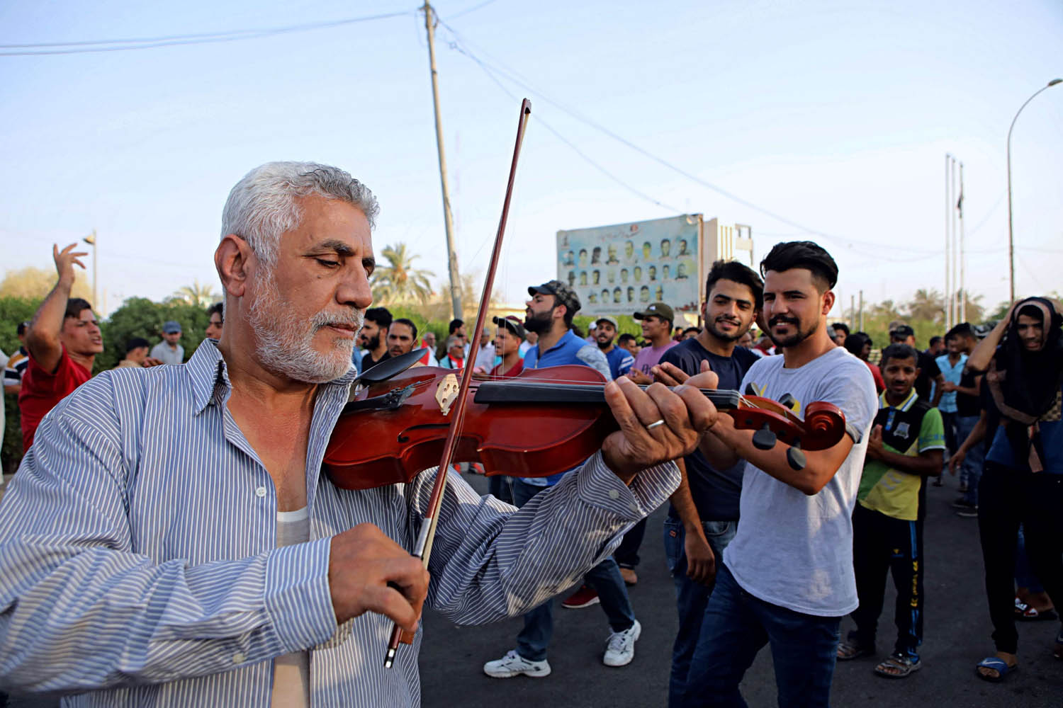الفنان هشام شبر يعزف الكمان احتجاجا على الفساد في البصرة