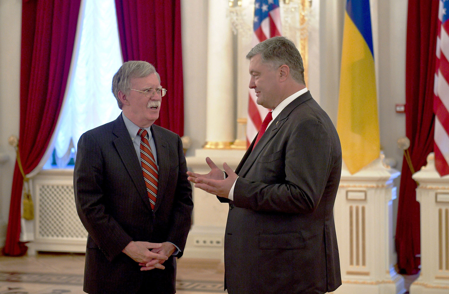 مستشار الأمن القومي الأميركي جون بولتون مع الرئيس الأوكراني بترو بوروشينكو