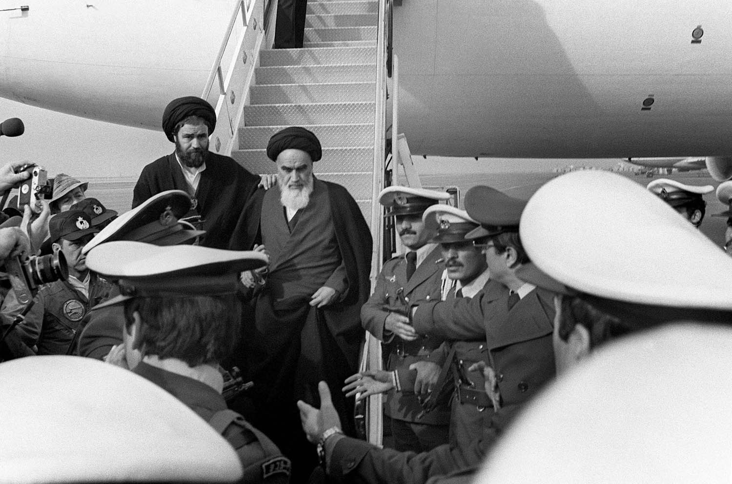 الخميني يوم عودته من فرنسا إلى طهران عام 1979