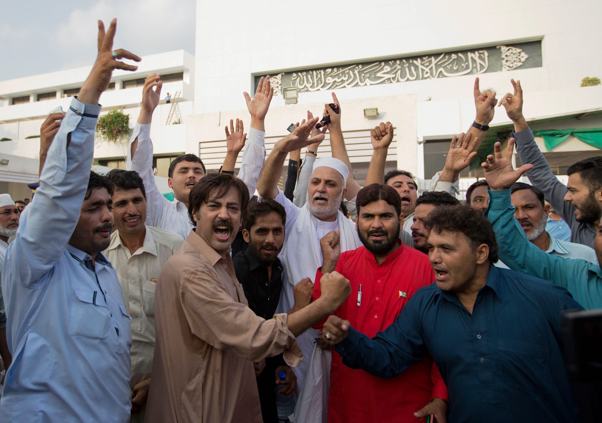 حركة الإنصاف بزعامة خان تحتفل بانتصارها السياسي
