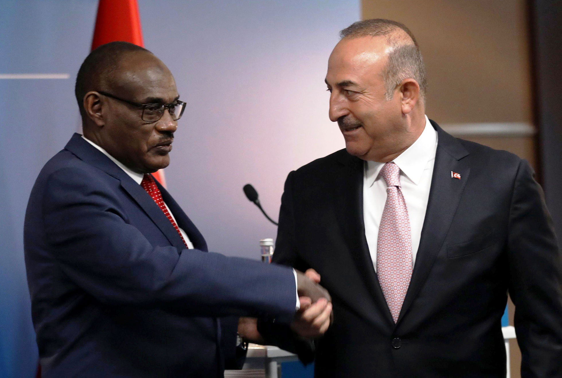 وزير الخارجية التركي مولود جاويش أوغلو مع نظيره السوداني الدرديري محمد أحمد
