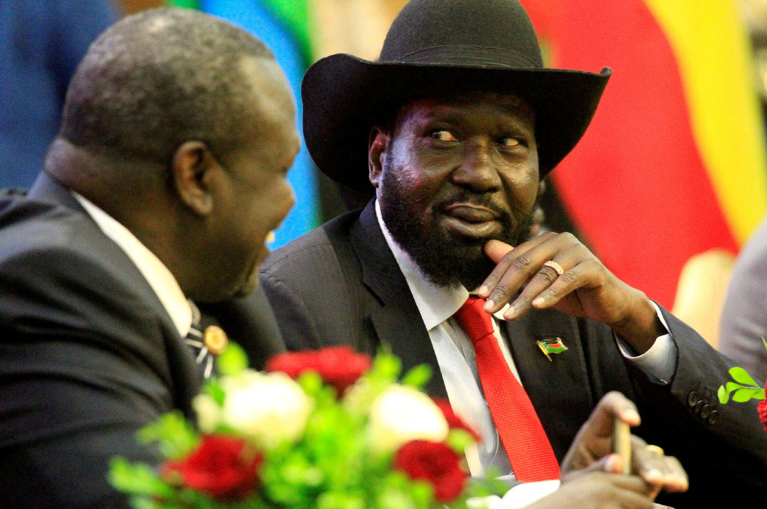 South Sudan's President Salva Kiir (R) talks to rebel leader Riek Machar.