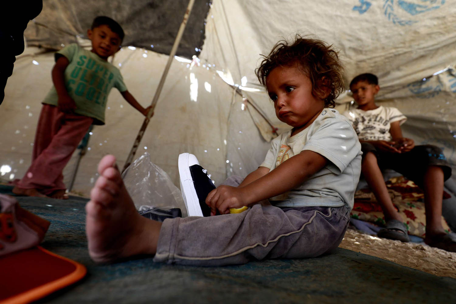 طفل سوري في مخيم للنازحين في دير الزور