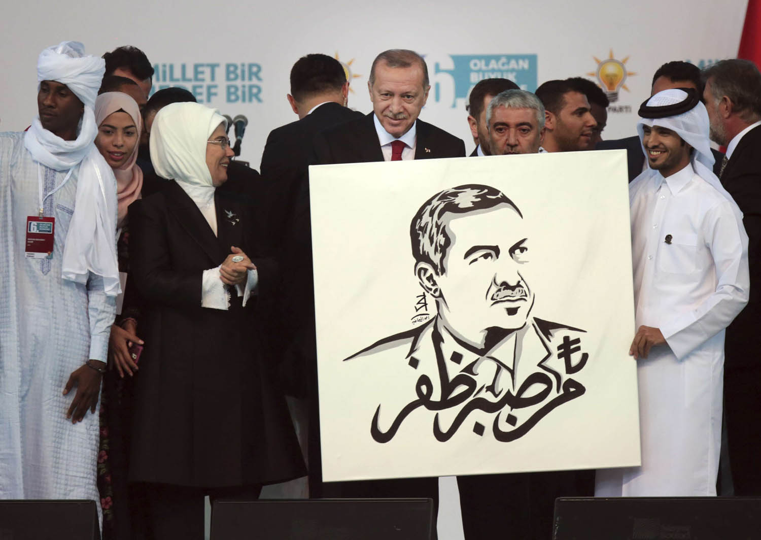 فنان قطري يهدي تخطيطا للرئيس التركي