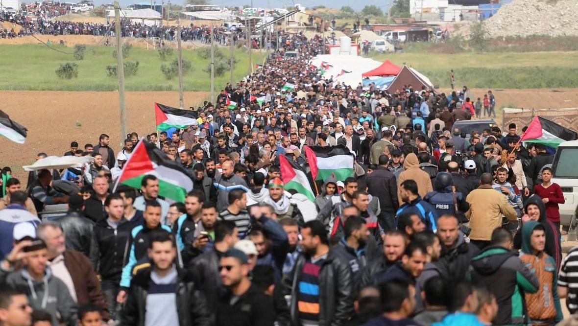 آلاف الفلسطينيين يتظاهرون للجمعة الـ23 تأكيدا لحق العودة