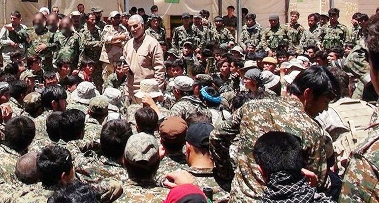 الجنرال قاسم سليماني يخطب في حشد من ميليشيا فاطميون التي تقاتل في سوريا دعما للأسد