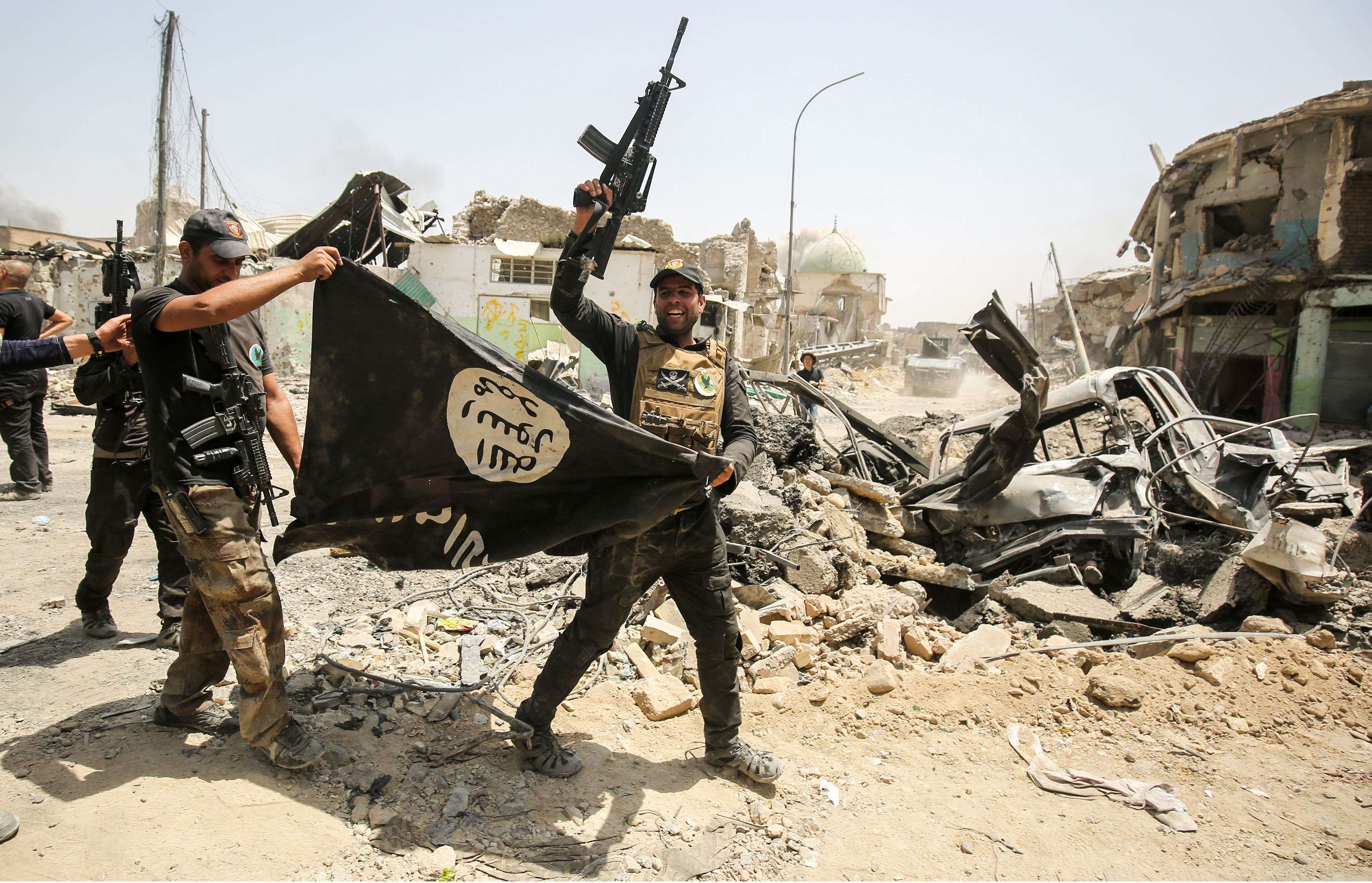 جنود عراقيون يحملون راية داعش