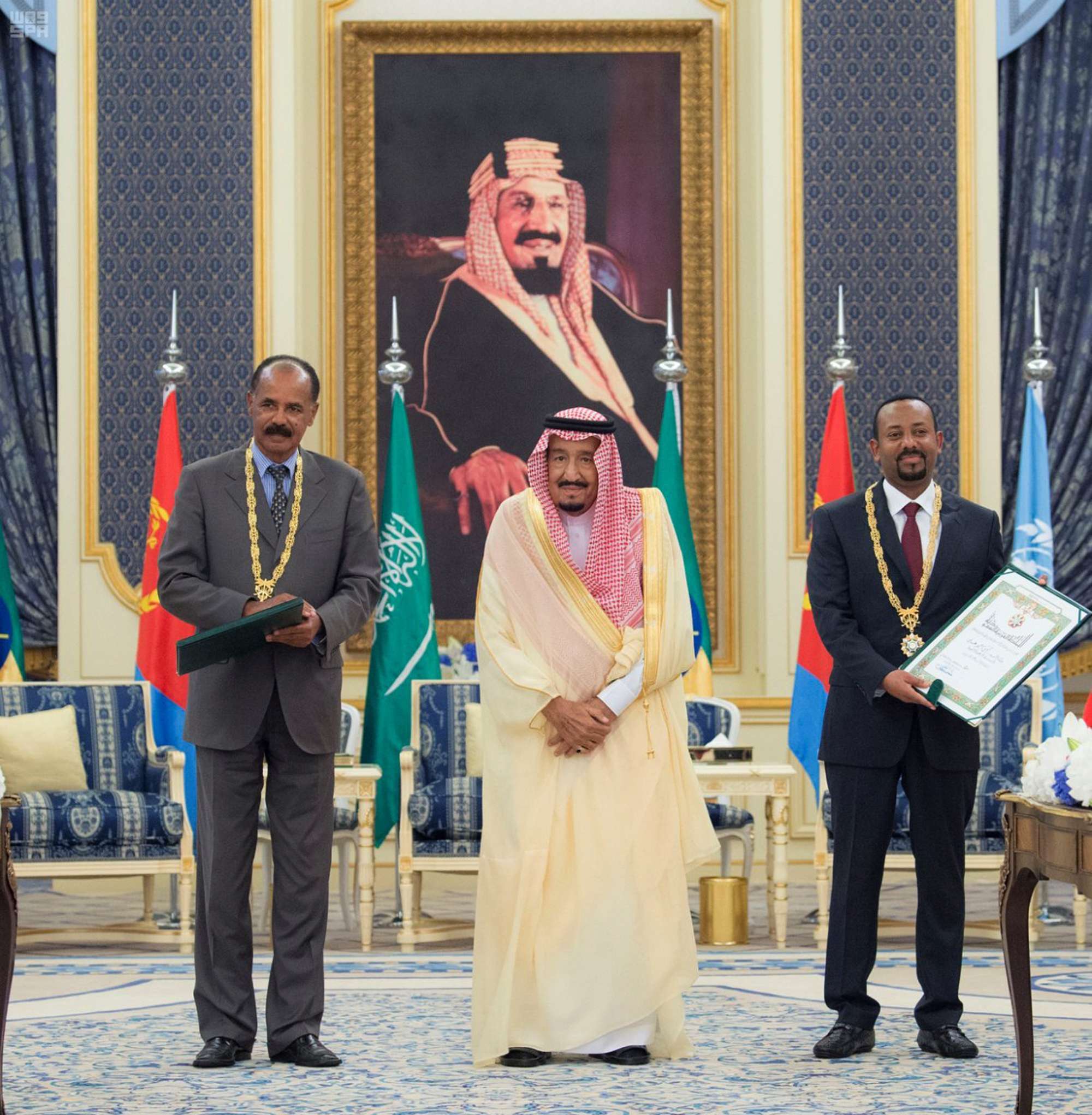 العاهل السعودي يقلد الزعيمان الافريقيان قلادة الملك عبدالعزيز