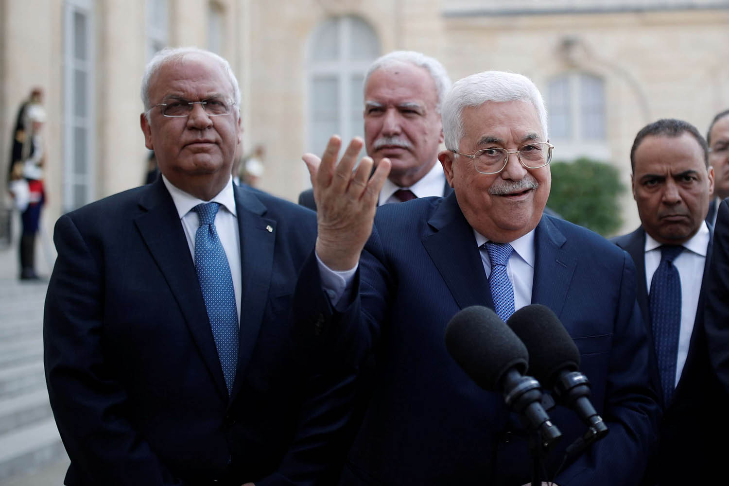 الرئيس الفلسطيني عباس مع عدد من مساعديه